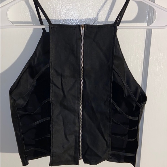 Cutout back crop top - Picture 2 of 3